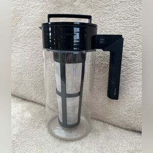 Takeya 1 QT Black Cold Brew Coffee Tea Maker Pitcher with Filter. Tritan plastic